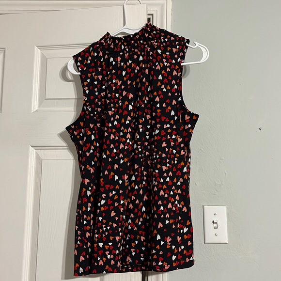 Cute for Valentine’s! Sleeveless shirt with little hearts - Picture 1 of 3